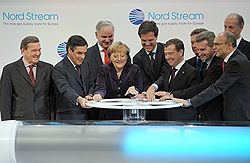 Председатель комитета акционеров компании "Северный Поток" (Nord Stream) Герхард Шредер (слева), премьер-министр Франции Франсуа Фийон (второй слева), федеральный канцлер Германии Ангела Меркель (четвертая слева), премьер-министр Нидерландов Марк Рютте (в центре) и президент России Дмитрий Медведев (пятый справа) на торжественной церемонии, посвященной началу поставок российского газа европейским потребителям по подводному трубопроводу "Северный поток" 