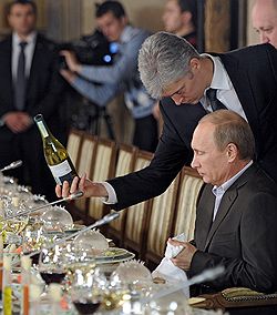 Председатель правительства России Владимир Путин (справа) во время встречи с членами международного дискуссионного клуба "Валдай" 