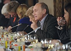 Председатель правительства России Владимир Путин (второй справа) во время встречи с членами международного дискуссионного клуба "Валдай" 