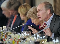 Председатель правительства России Владимир Путин (справа) во время встречи с членами международного дискуссионного клуба "Валдай" 