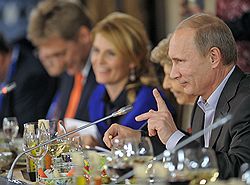 Председатель правительства России Владимир Путин (справа) во время встречи с членами международного дискуссионного клуба "Валдай" 
