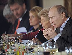 Председатель правительства России Владимир Путин (справа) во время встречи с членами международного дискуссионного клуба "Валдай" 