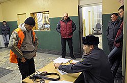 Задержанные нелегальные мигранты из Таджикистана в Центре для содержания иностранных граждан ГУВД г. Москвы №1 