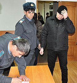 Прапорщик Дмитрий Долгих (справа) после вынесения приговора обвиняемому по делу об убийстве министра внутренних дел Дагестана Адильгерея Магомедтагирова, в Махачкалинском гарнизонном суде 