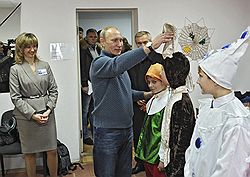 15.11.2011 Премьер-министр РФ Владимир Путин посетил в Белгородской области Всероссийский форум сельской интеллигенции. Он побывал на репетиции молодежного ансамбля и уложил в стоматологическое кресло губернатора области 