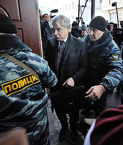 Адвокат Генри Резник (в центре) у Следственного департамента при МВД России, где прошел допрос бывшего мэра Москвы Юрия Лужкова