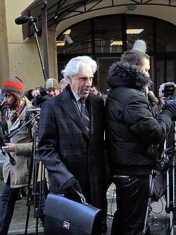 Адвокат Генри Резник (в центре) у Следственного департамента при МВД России, где прошел допрос бывшего мэра Москвы Юрия Лужкова