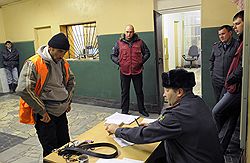 Задержанные нелегальные мигранты из Таджикистана в Центре для содержания иностранных граждан ГУВД г. Москвы №1 