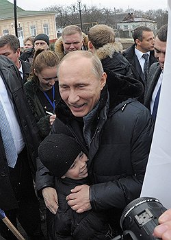 15.11.2011 Премьер-министр РФ Владимир Путин посетил в Белгородской области Всероссийский форум сельской интеллигенции. Он побывал на репетиции молодежного ансамбля и уложил в стоматологическое кресло губернатора области 