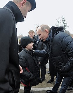 15.11.2011 Премьер-министр РФ Владимир Путин посетил в Белгородской области Всероссийский форум сельской интеллигенции. Он побывал на репетиции молодежного ансамбля и уложил в стоматологическое кресло губернатора области 