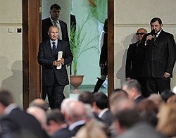 15.11.2011 Премьер-министр РФ Владимир Путин посетил в Белгородской области Всероссийский форум сельской интеллигенции. Он побывал на репетиции молодежного ансамбля и уложил в стоматологическое кресло губернатора области 