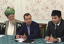 Рабочий визит президента России Дмитрия Медведева в Приволжский федеральный округ. Президент России Дмитрий Медведев (в центре) и Верховный муфтий России, председатель Центрального духовного управления мусульман Талгат Таджутдинов (слева) во время встречи с мусульманским духовенством в Уфимской соборной мечети 