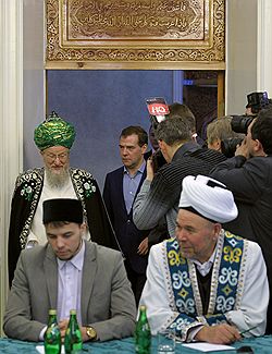 Рабочий визит президента России Дмитрия Медведева в Приволжский федеральный округ. В верхнем ряду: президент России Дмитрий Медведев (справа) и Верховный муфтий России, председатель Центрального духовного управления мусульман Талгат Таджутдинов (слева) во время встречи с мусульманским духовенством в Уфимской соборной мечети 