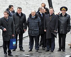 Главнокомандующий Военно-морского флота (ВМФ) России Владимир Высоцкий, заместитель председателя Правительства России Сергей Иванов, заместитель председателя Правительства России Сергей Иванов, член комитета Государственной думы России по бюджету и налогам Владимир Пехтин, министр обороны России Анатолий Сердюков и полномочный представитель президента России в Северо-Западном федеральном округе Николай Винниченко во время посещения ОАО "ПО "Севмаш"" 