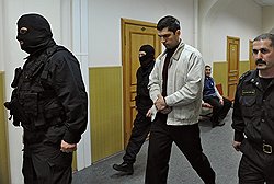 Бывший прокурор города Ногинска Владимир Глебов (в центре), подозреваемый в получении взятки от бизнесмена Ивана Назарова, в Басманном районном суде