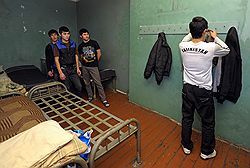 За суровый приговор российскому летчику в Таджикистане ответили таджикские гастарбайтеры в России 