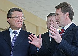 Председатель Правительства России Виктор Зубков (слева), Валерий Сердюков (в центре), губернатор Ленинградской области и губернатор Воронежской области Алексей Гордеев (справа) провели совещание с ректорами аграрных образовательных учреждений 