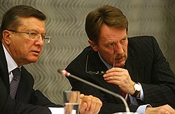 Председатель Правительства России Виктор Зубков (слева) и губернатор Воронежской области Алексей Гордеев (справа) провели совещание с ректорами аграрных образовательных учреждений 