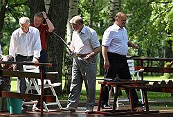 Председатель Государственной Думы (ГД) России Борис Грызлов, лидер ЛДПР, заместитель председателя ГД, член Комитета ГД по аграрным вопросам Владимир Жириновский, председатель Совета Федерации России Сергей Миронов и лидер Коммунистической партии Российской Федерации Геннадий Зюганов во время неформальной встречи президента России Дмитрия Медведева с лидерами фракций ГД России в резиденции "Завидово" 