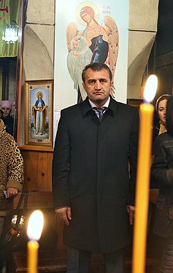 Выборы президента Южной Осетии. Кандидат в президенты Южной Осетии Анатолий Бибилов во время церковной службы в храме