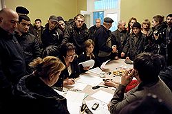 Выборы президента Южной Осетии. Кандидат в президенты Южной Осетии Алла Джиоева (вторая слева) в своем предвыборном штабе
