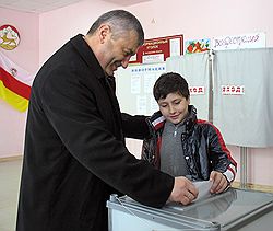 Второй тур выборов президента Южной Осетии. Президент Южной Осетии Эдуард Кокойты на избирательном участке во время голосования