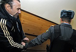 Бизнесмен Виктор Батурин (слева), задержанный по подозрению в покушении на мошенничество в особо крупном размере, после рассмотрения ходатайства об его аресте в Тверском районном суде 