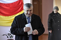 Выборы депутатов в Государственную думу России шестого созыва. Президент Южной Осетии Эдуард Кокойты во время голосования на избирательном участке в школе №9 