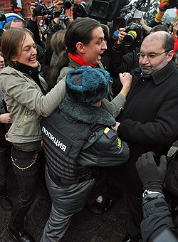 Акция оппозици под лозунгом: "Народ против незаконных выборов" состоялась на площади Революции. Организаторы акции "Левый фронт", "Трудовая Россия", "Солидарность", ПАРНАС 