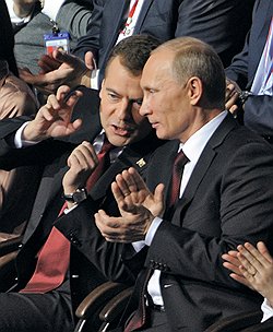 Президент России Дмитрий Медведев (слева) и председатель правительства России Владимир Путин (справа)