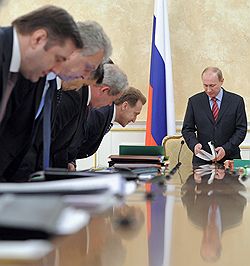 Председатель правительства России Владимир Путин (справа) во время заседания Президиума Правительства Российской Федерации 