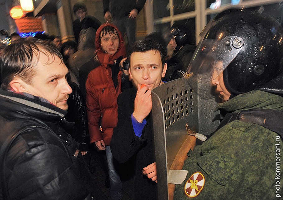 Член бюро движения "Солидарность" Илья Яшин (в центре) во время митинга оппозиции против фальсификаций на выборах в Государственную думу России под лозунгом "Эти выборы - фарс! Вернем себе выбор! Вернем власть народу!". Митинг прошел на Чистопрудном бульваре 