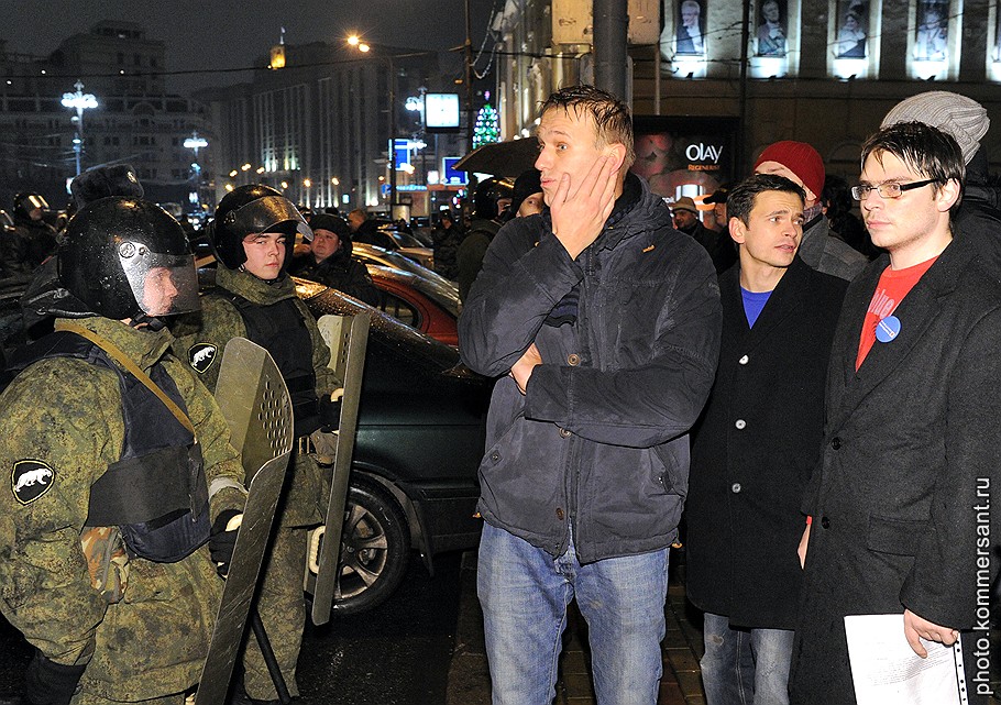 Блогер, основатель проекта "Роспил" Алексей Навальный (в центре) и член бюро движения "Солидарность" Илья Яшин (второй справа) во время митинга оппозиции против фальсификаций на выборах в Государственную думу России под лозунгом "Эти выборы - фарс! Вернем себе выбор! Вернем власть народу!". Митинг прошел на Чистопрудном бульваре 