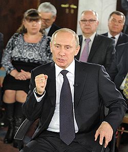 Председатель правительства России Владимир Путин на встрече с руководителями региональных общественных приемных председателя партии "Единая Россия"
