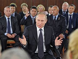 Председатель правительства России Владимир Путин на встрече с руководителями региональных общественных приемных председателя партии "Единая Россия"