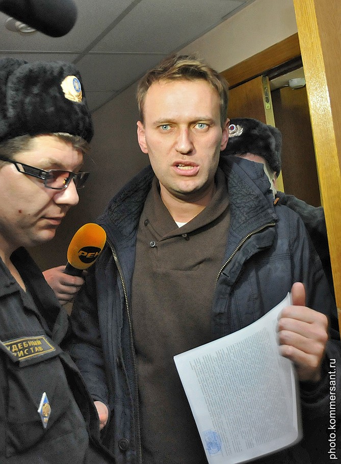 Блогер, основатель проекта "Роспил" Алексей Навальный (справа) после рассмотрения ходатайства о мере пресечения в отношении его в 370 Мировом судебном участке Тверского суда 