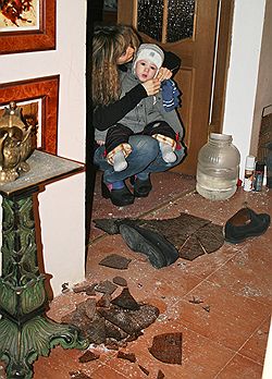 По квартире генерального прокурора Южной Осетии Таймураза Хугаева в ночь с 5 на 6 декабря была выпущена противотанковая граната 26 - так называемая "муха", тубу от гранатомета обнаружили в соседнем дворе. Место покушения