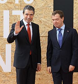 Саммит Россия - НАТО в Лиссабоне. Генеральный секретарь НАТО Андерс Фог Расмуссен (слева) и президент России Дмитрий Медведев (справа) на церемонии встречи перед началом заседания Совета Россия-НАТО 