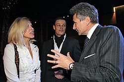 Певица Алена Свиридова, вице-президент компании "Меркури" Кристиан Кремер и директор по продажам фирмы "Chopard" Жан Клод Порше перед началом концерта американского актера и музыканта Энди Гарсиа и группы The Cineson All Stars в концертном зале "Барвиха Luxury Village"