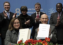 Первый вице-премьер России Игорь Шувалов (слева), министр экономики и развития России Эльвира Набиуллина (вторая слева) и глава ВТО Паскаль Лами (второй справа) 