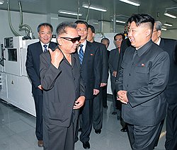 Еще при жизни северокорейский лидер Ким Чен Ир (слева) успел дать своему сыну Ким Чон Ыну (справа) уроки ручного управления "страной чучхе"