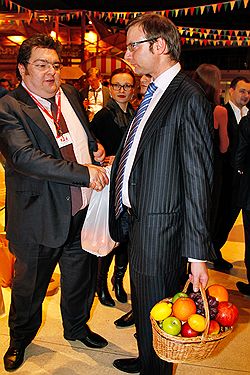 Президент ММВБ Рубен Аганбегян (слева) и председатель правления ОАО "Фондовая биржа РТС" Роман Горюнов (справа)  