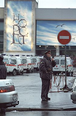 В Москве 23 октября 2002 года произошел захват террористами зрительного зала ДК завода "Московский подшипник", в котором шла демонстрация мюзикла "Норд-Ост". Ответственность за захват 912 заложников взял на себя известный чеченский боевик Мовсар Бараев. После проведения спецоперации по спасению заложников 40 террористов было уничтожено, 130 заложников погибло в ходе операции 