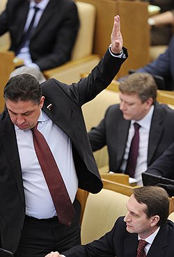 Депутаты Государственной думы России Вячеслав Тимченко (слева) и Сергей Нарышкин (справа) на первом заседание Государственной думы шестого созыва 