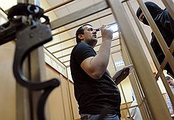 Бывший начальник управления прокуратуры Московской области Дмитрий Урумов (слева), подозреваемый в получении взятки от бизнесмена Ивана Назарова, на заседании Басманного районного суда. Игорь Назаров обвиняется в организации подпольных игорных заведений