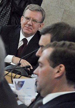 Председатель Совета по развитию финансового рынка России Алексей Кудрин, первый замруководителя администрации президента Владислав Сурков и президент России Дмитрий Медведев  