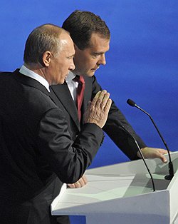 Председатель правительства России Владимир Путин (слева) и президент России Дмитрий Медведев (справа)  