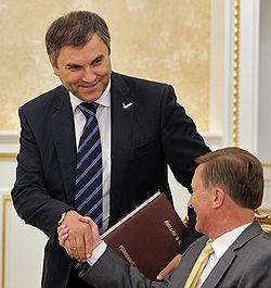 Глава администрации президента Сергей Иванов доверит своему первому заместителю Вячеславу Володину все вопросы внутренней политики 