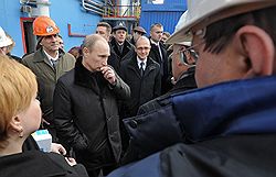 Председатель правительства России Владимир Путин (второй слева) и генеральный директор Государственной корпорации по атомной энергии "Росатом" Сергей Кириенко (третий слева) после церемонии пуска в опытно-промышленную эксплуатацию четвертого энергоблока Калининской атомной электростанции 