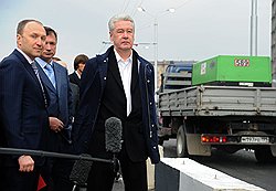 Мэр Москвы Сергей Собянин (справа) во время осмотра строительства дорожной развязки на Ленинградском и Волоколамском шоссе в районе станции метро "Сокол" 